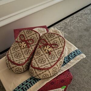 Tory Burch T MONOGRAM WITH CHARM GENUINE SHEARLING MULE HAZEL/TORY RED Size 6.5